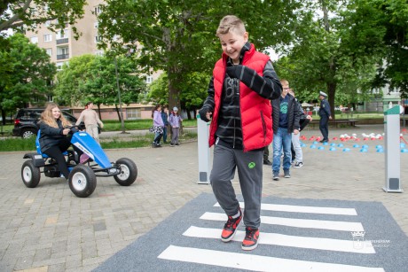 Rázkódó vasúti átkelő és kresztábla-erdő: testközelből ismerkedtek a diákok a közlekedés szabályaival
